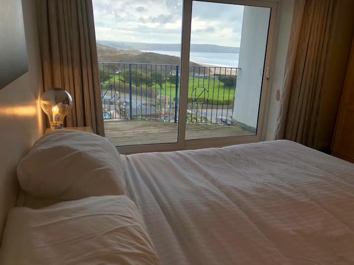 vue sur le lit principal directement sur la plage
