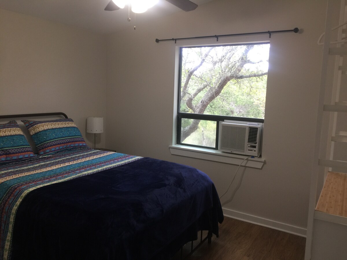 Chambre Queen.  Notez que vous passez par la chambre Flex pour accéder à la chambre Queen privée.