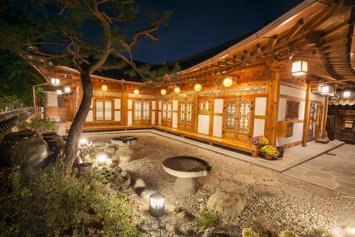[Sankaku Hana Couple Stay] A house that made use of the hanok's style with the sense of two couples