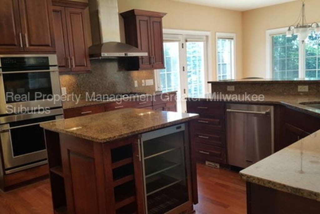 Nicely designed gourmet kitchen