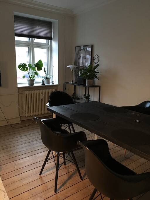Stuen med spisebord