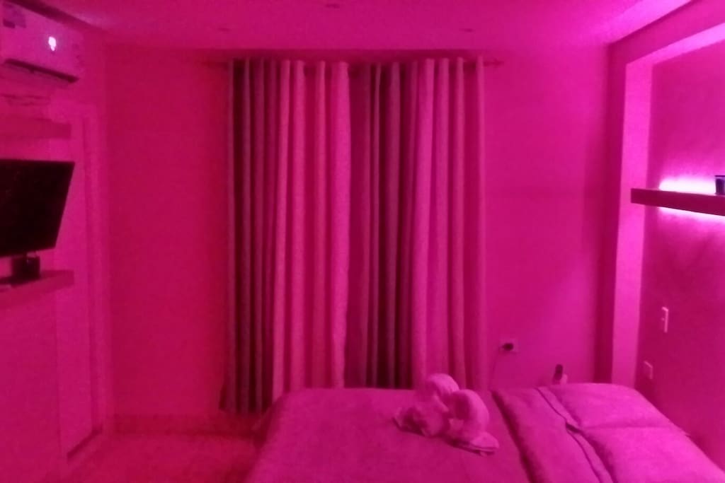 Habitacion confortable con colores para estancias romanticas