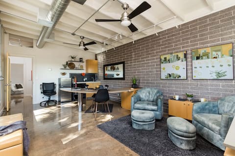 Popular Airbnb listing: Modern 1 Bedroom, Gym, Relax, Work or Workout ! in Paradise Valley