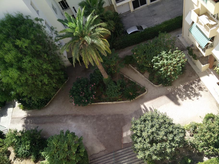 Vue sur un petit parc depuis le balcon et une des chambres :)