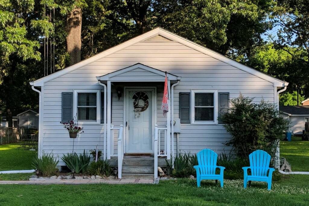 Mystic Seahorse Cottage Cottages for Rent in Gwynn, Virginia, United