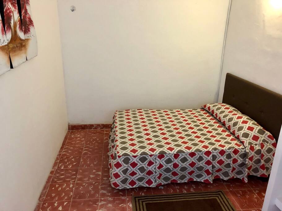 La habitación uno cuenta con una confortable cama matrimonial y un sofá cama Queen Zize además con hamaqueros
