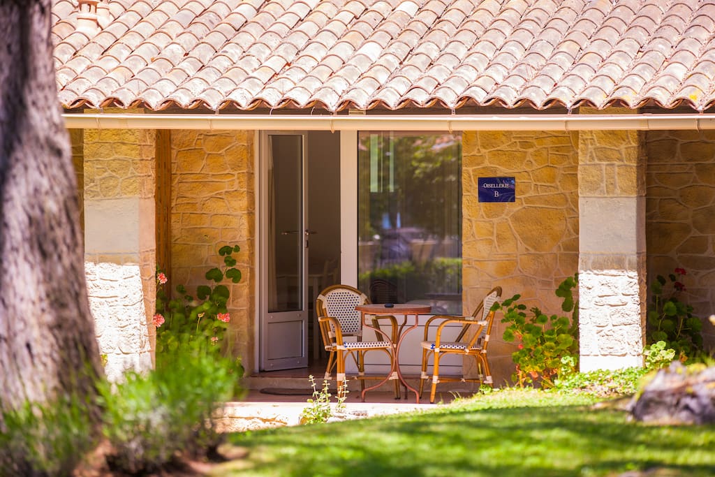 Porte d'entrée du studio
Terrasse avec table et chaise