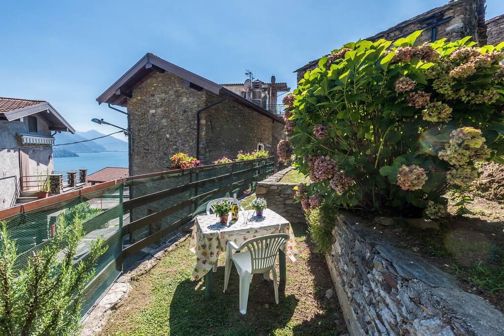 The private garden with Lake Como view