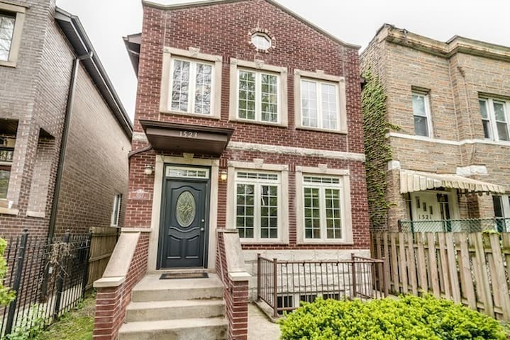 ♥ 3BR/2.5 BA House + Roof Deck in Wicker Park ♥ gallery image 3