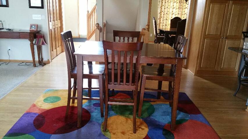 Spacious Home: 4BR 4BA and 4 Car Garage gallery image 2