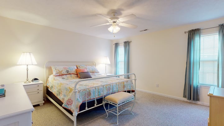 主卧配备步入式衣柜和加大双人床