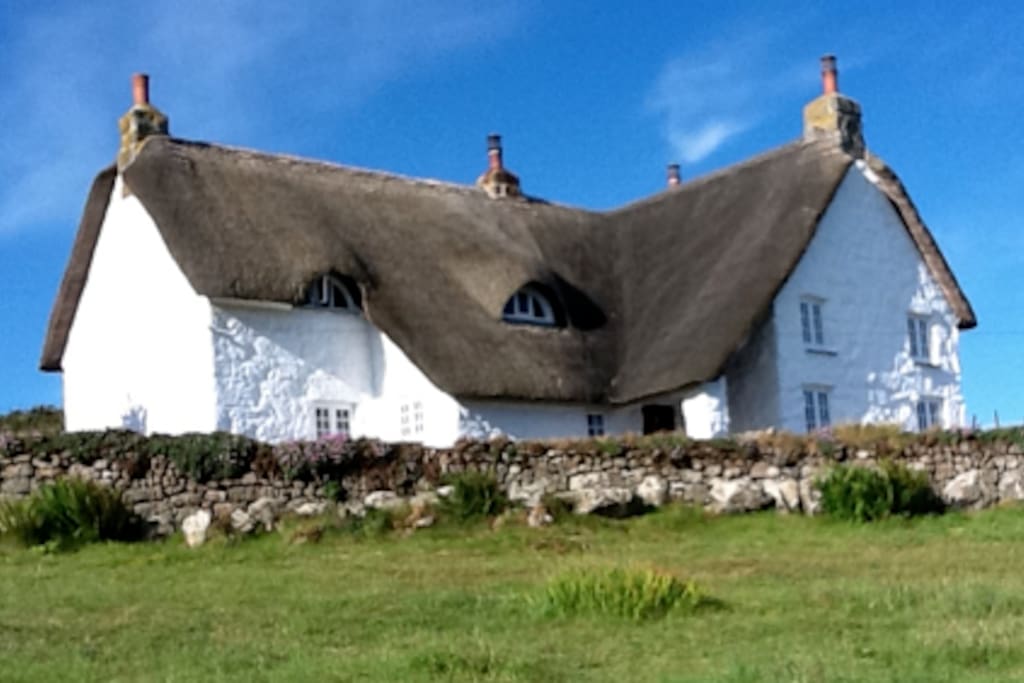 Thatched Cornish farmhouse by the sea, sleeps 8. Houses for Rent in