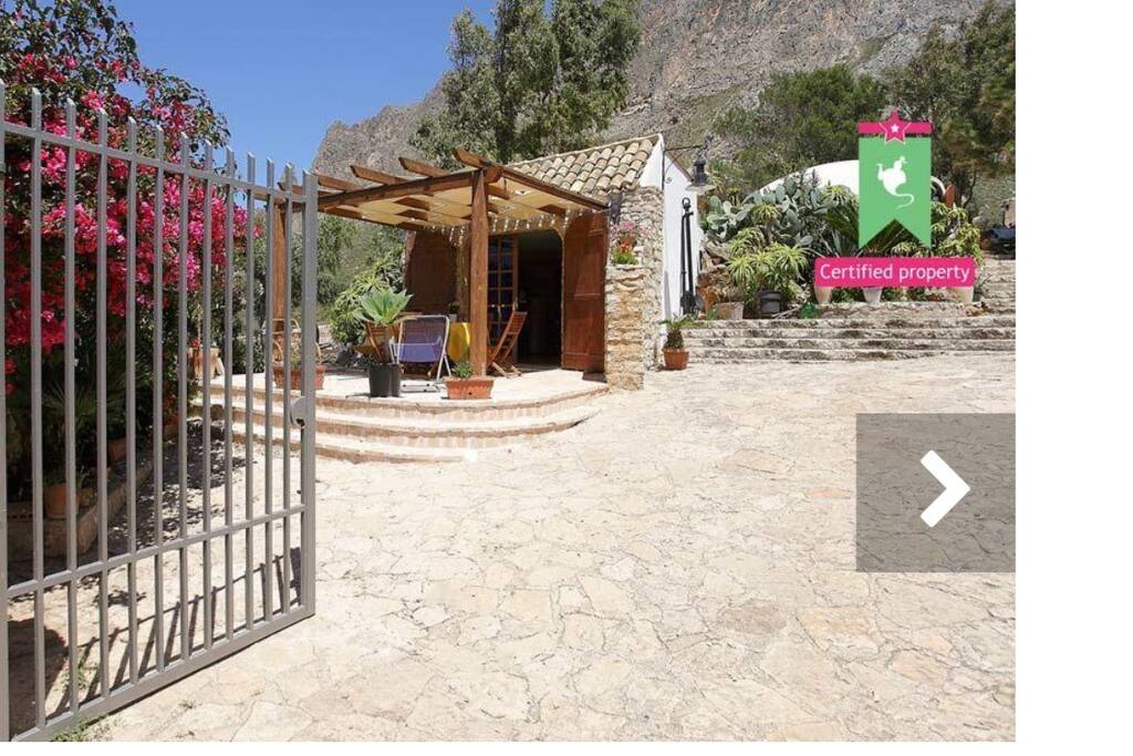 L ingresso della casa in pietra dal grande giardino su due livelli