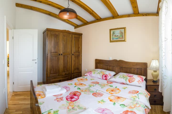 Dhomë lisi e ngurtë antike.