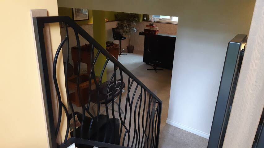 Peace&quiet in 3 bdrm guesthouse on park like lot. gallery image 5