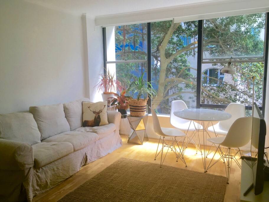 Living room with 40" flatscreen TV
