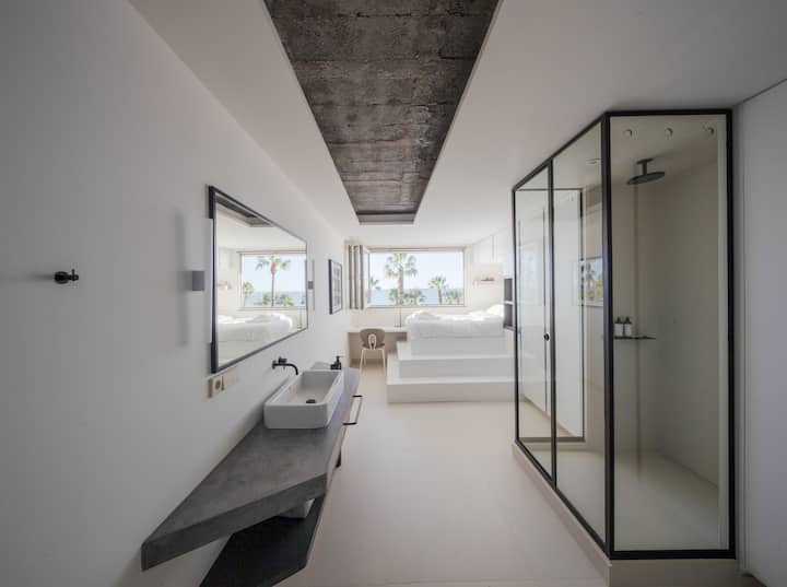 غرفة نوم 01 بإطلالة على البحر - دش داخلي ومرحاض
****
غرفة نوم 01 بإطلالات على المحيط - دش ومرحاض داخلي