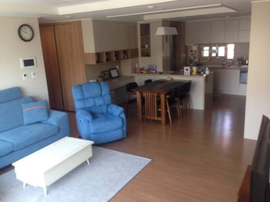 공용 거실 및 부엌
(Public living room and kitchen)