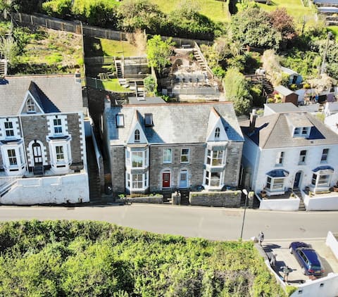 Stunning Harbour and Sea Views, Parking arranged