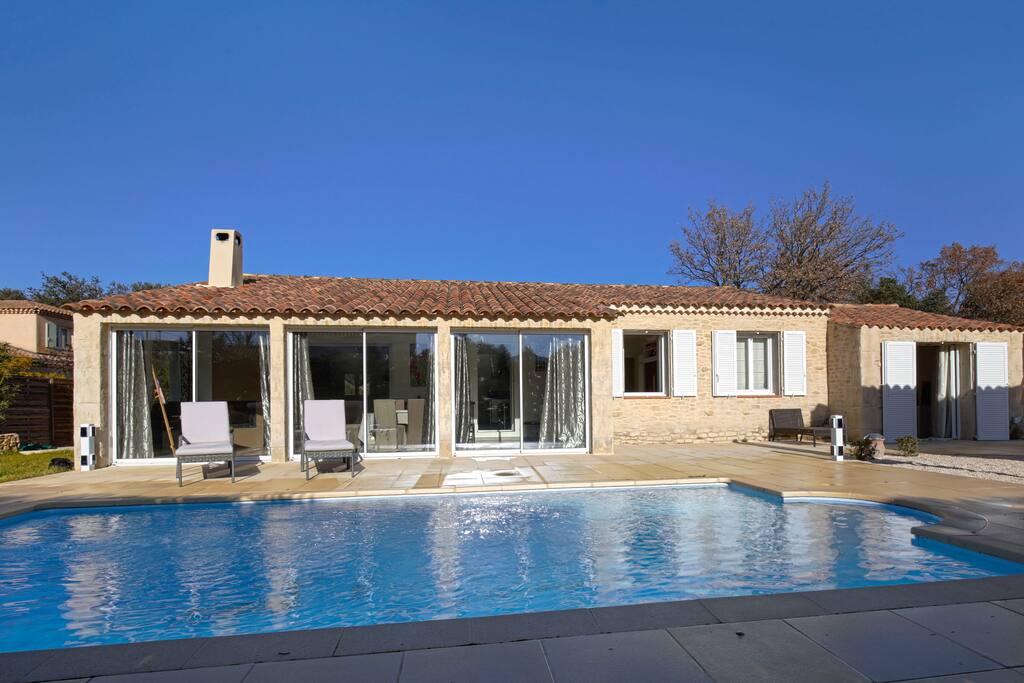 House's facade with garden and pool.