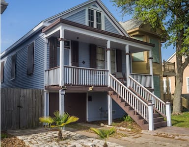 Cute 1890 Cottage in Island Center