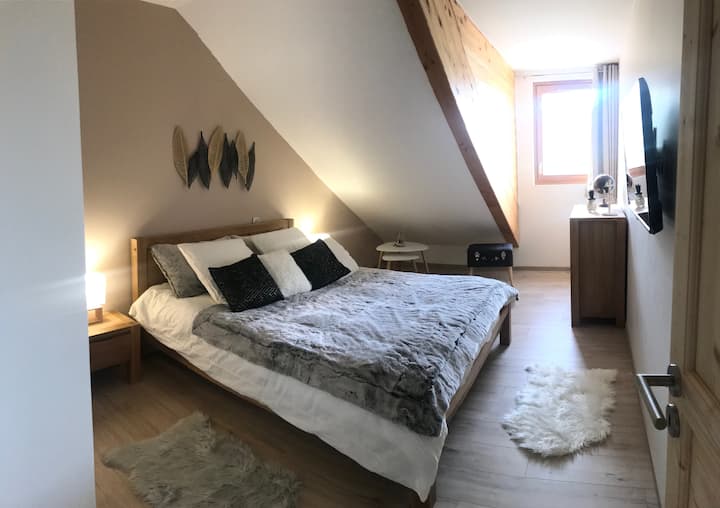 Spavaća soba s bračnim krevetom