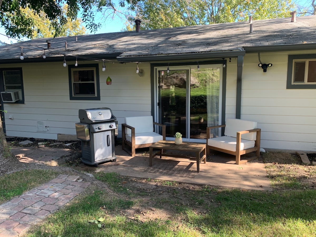 Sunny SoCo House: Explore Austin with Ease!