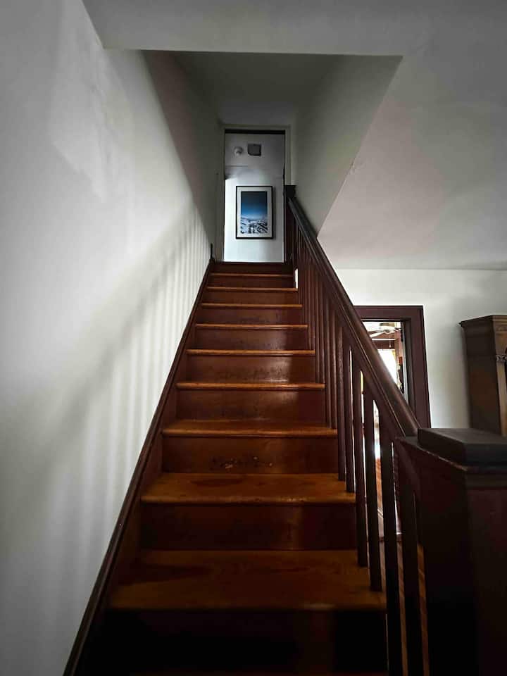 Escalera que conduce al tercer dormitorio y a la zona de reunión.