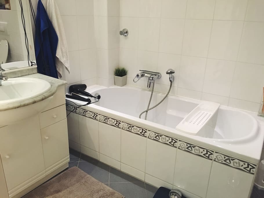 ...und die Badewanne/and the bathtub