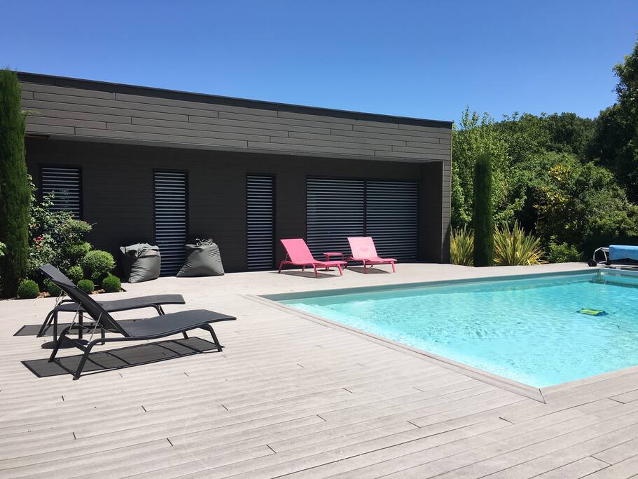 La magnifique piscine rectangulaire pour nager ou se tremper les pieds sur les escaliers