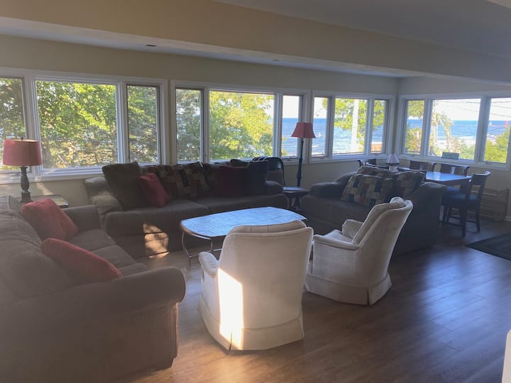 Dnevni boravak s panoramskim pogledom na jezero!