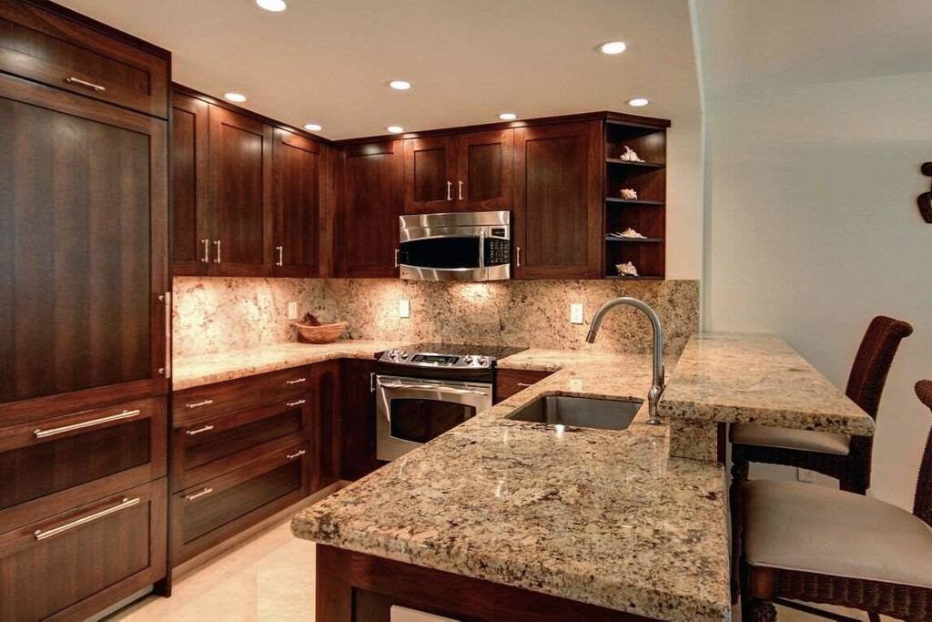 Gorgeous chef's kitchen and breakfast bar.