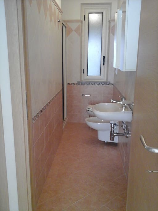 BAGNO AL PRIMO PIANO CON DOCCIA ,NELLO STESSO PIANO SI TROVANO LA CAMERA DI LETTO MATRIMONIALE E QUELLA PER I BAMBINI