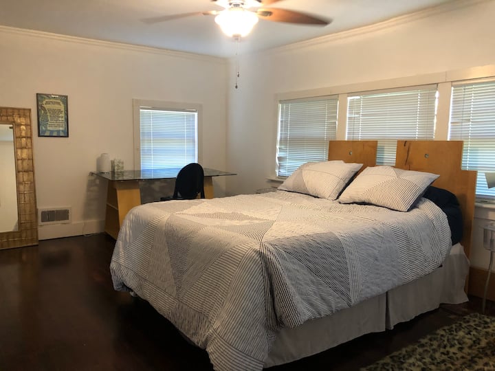 Chambre principale avec bureau, deux placards 