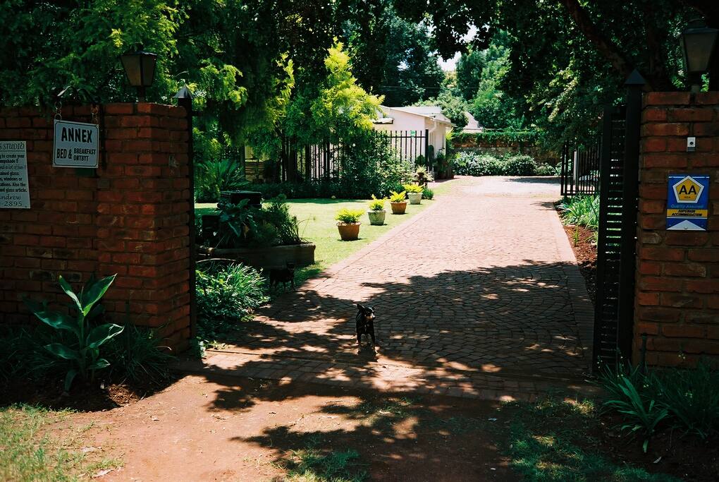 Controlled gate and entrance