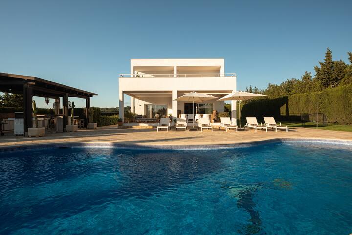 5 mins from Ibiza Town- Private Pool- BBQ-Roof-Top