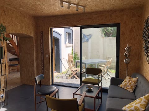 Popular Airbnb listing: Small house with yard, close to beach and shops. in Granville