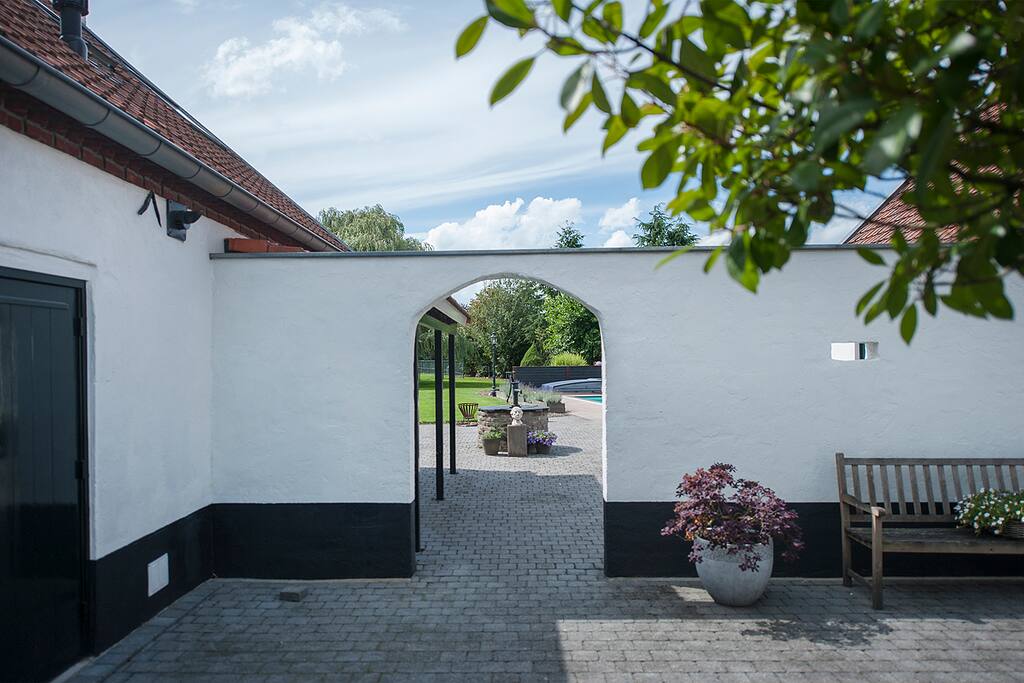 Doorgang voortuin naar achtertuin