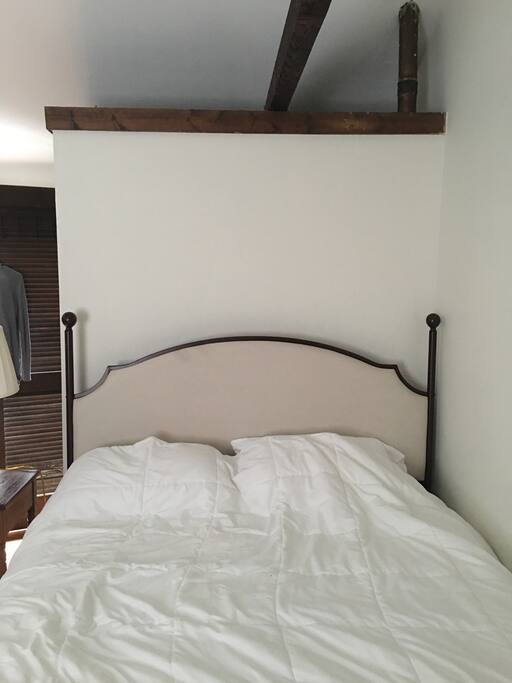 Second floor Private room with queen size bed and comfortable mattress!