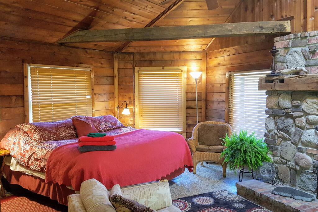 Lonnie's Private Eco Cottage with Lake & Trails Cottages for Rent in