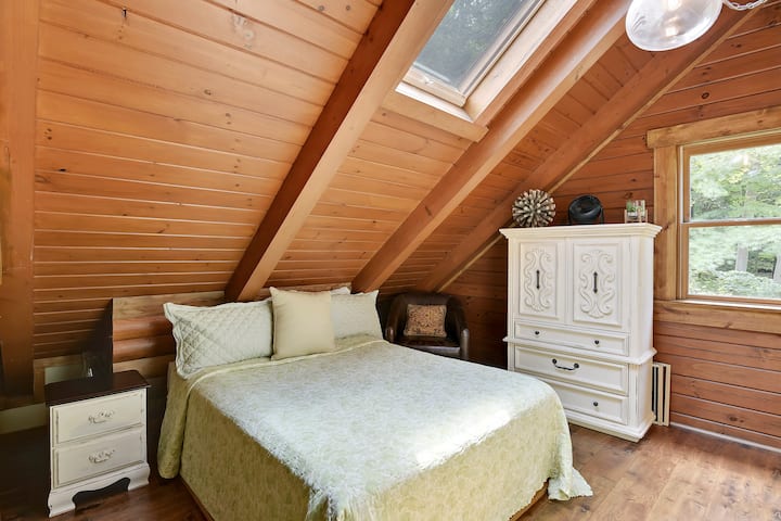 Chambre principale de deuxième étage avec salle de bains privative et lit Queen Size