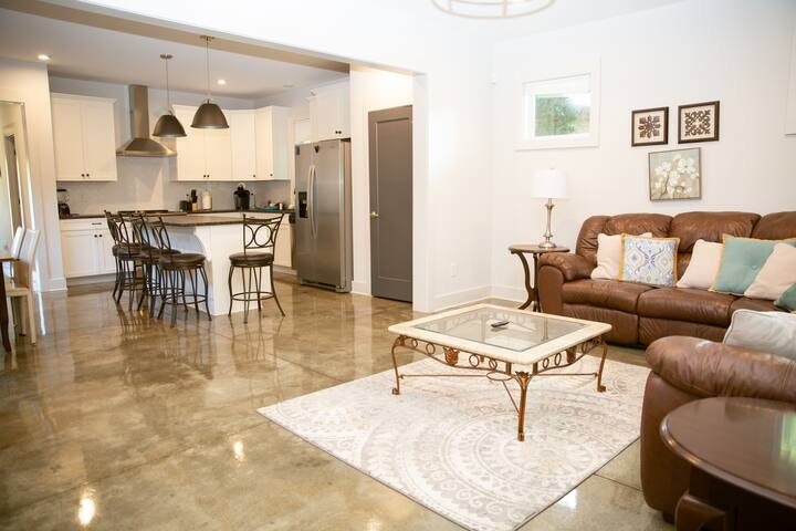 Classy Stay only 2 Miles from Downtown – Sleeps 12 gallery image 2