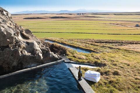 2 bed flat with access to private geothermal pool.
