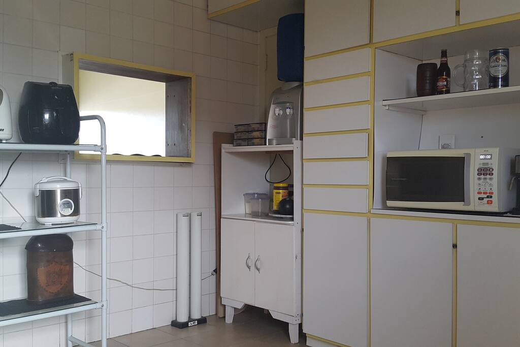 Cozinha Equipada com Microondas, Forno com Grill e Timer, Fritadeira Air Fryer, Máquina de Pão, Café Expresso, Panela de Arroz e de Pressão Elétrica, Grill e Sanduicheira, Freezer e Geladeira.