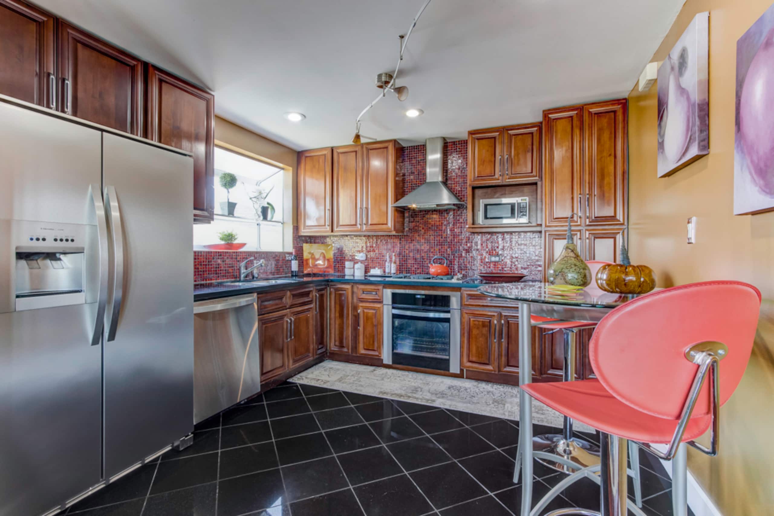 Home in Daly City · ★4.89 · 3 bedrooms · 3 beds · 2 baths - Image 8