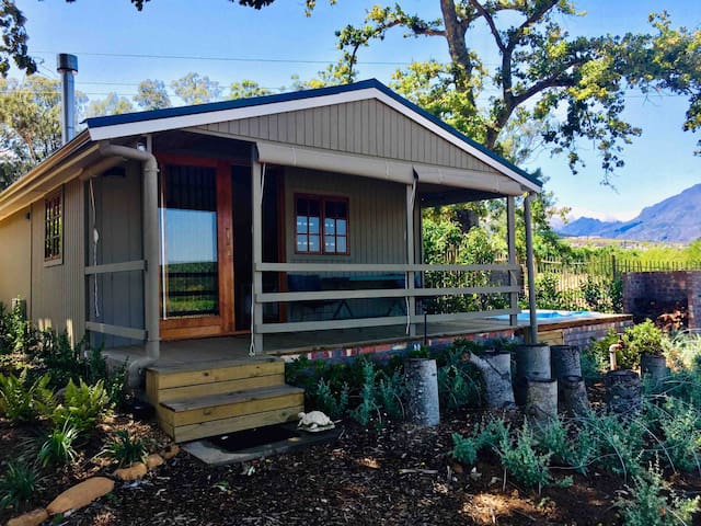 HoneyOak Tiny house on a Wine Estate with jacuzzi.