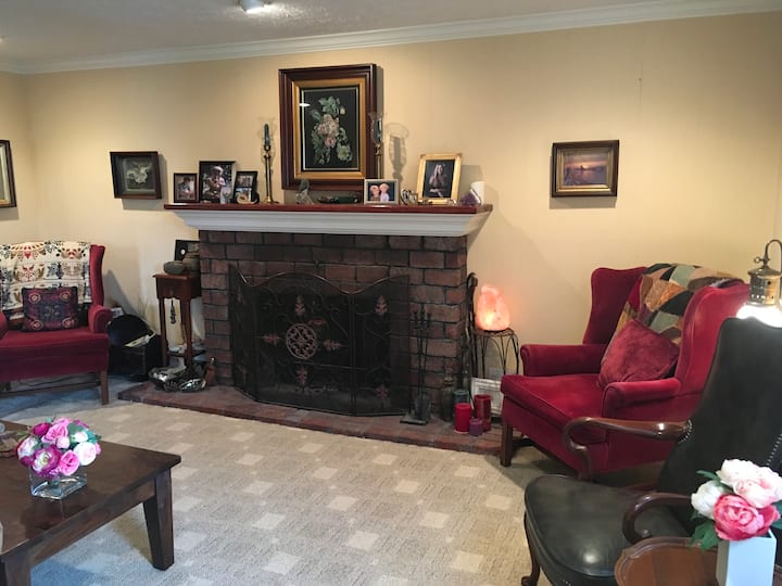 Garden City- Private Ste: Queen Bed, Living & Bath - Garden City, KS