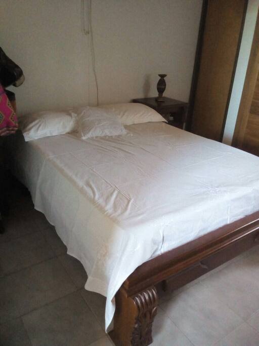 Cama matrimonial de la habitación principal
