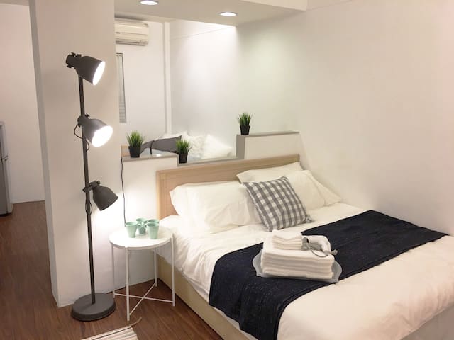 Spacious Studio B near Taipei 101 (1-4 guests)