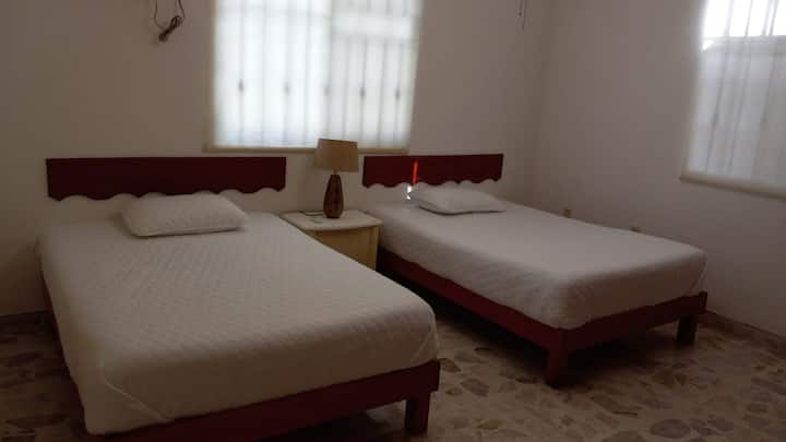 Na poschodí: Spálňa 3, má 2 spálne s manželskou posteľou, veľkú skriňu a veľmi veľkú kúpeľňu / šatňu.